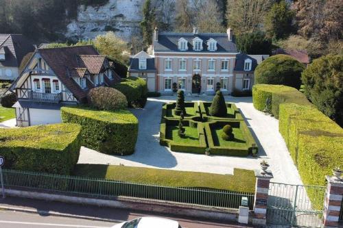 eine Luftansicht eines Hauses mit Garten in der Unterkunft Le Clos des Roches in La Bouille