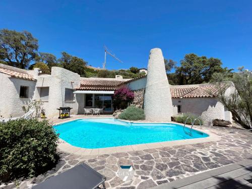 une maison avec une piscine dans la cour dans l'établissement Villa IBIZA, aux Issambres