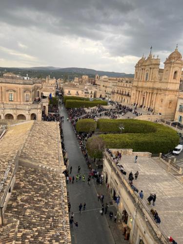 a group of people walking around a city at Casa vacanze LE PALME NETINE in Noto