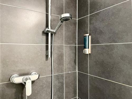 La salle de bains est pourvue d'une douche avec un pommeau de douche. dans l'établissement Zentral gelegene Studios I home2share, à Osnabrück