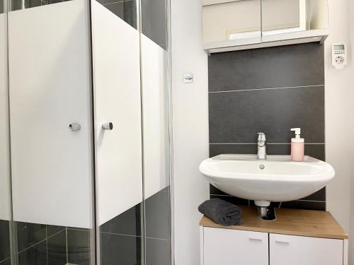 a bathroom with a sink and a shower at Zentral gelegene Studios in Osnabrück