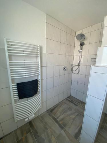 a bathroom with a shower with a blue towel at Ferienwohnung Steinstraß Nähe Nürburgring in Kelberg