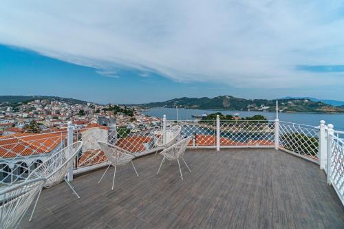 einen Balkon mit Stühlen und Blick auf das Wasser in der Unterkunft Mare Gaia Apartments in Skiathos-Stadt