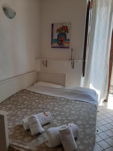 a bedroom with a bed with towels on it at Monovano Centro Storico in Catania