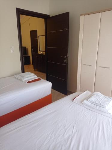 1 dormitorio con 2 camas y armario en Deluxe Apartments 1, en Orfánion