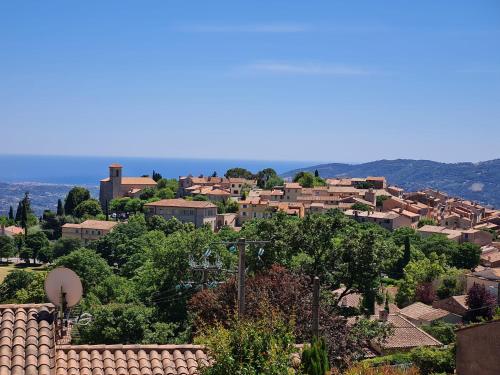 a small town on top of a hill with houses at Adorable Maison Indépendante 30m2 avec Piscine en saison in Cabris