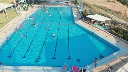 En udsigt til poolen hos Degania Bet Kibbutz Country Lodging eller i nærheden