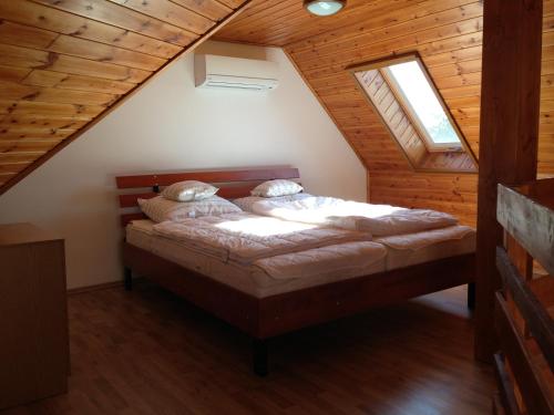 Katil atau katil-katil dalam bilik di Lovagvár Apartments