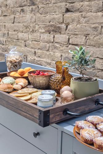 un tavolo con vassoio di pane e altri prodotti alimentari di Dimore D'Avalos Boutique bed & breakfast a Vasto