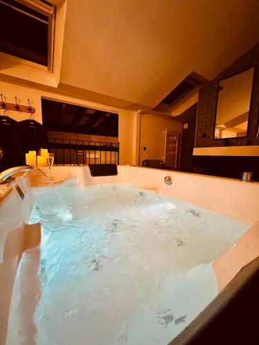 La salle de bains est pourvue d'un grand bain à remous. dans l'établissement Entre Nous Le Du Bellay, à Saumur