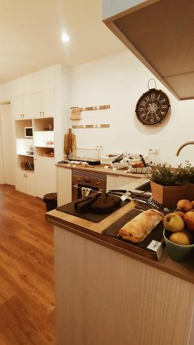 - une cuisine avec une cuisinière et un bol de fruits dans l'établissement Aveiro Rossio Bed & Breakfast, à Aveiro