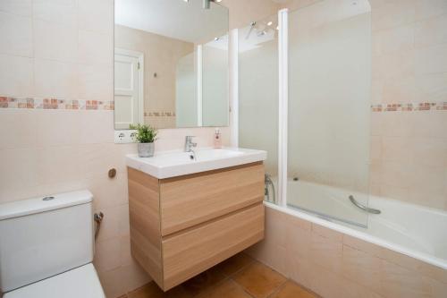 ein Badezimmer mit einem Waschbecken, einer Badewanne und einem WC in der Unterkunft Villa Alcudia Beach by Villa Plus in Port d'Alcúdia