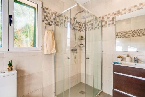 een badkamer met een douche en een wastafel bij Villa Oleanda by Villa Plus in Port d'Alcudia