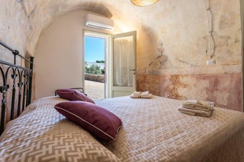 a bedroom with a large bed with towels on it at Dimora la Pinta ‘700 in Gallipoli