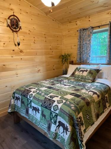 A bed or beds in a room at Lincoln Log Cabins