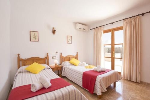 Postel nebo postele na pokoji v ubytování Villa Roig by Villa Plus