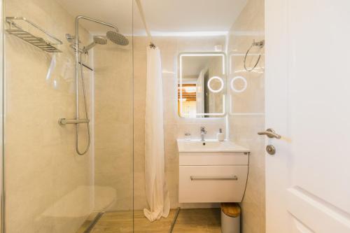Holiday Home Lavanda في Iž Mali: حمام مع حوض ودش زجاجي