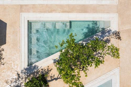 una vista sul soffitto di una finestra in un edificio di Spilia Village Hotel & Villas a Spiliá