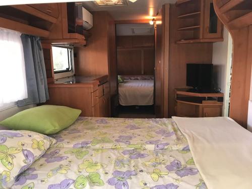 Postel nebo postele na pokoji v ubytování Aigeas Camping