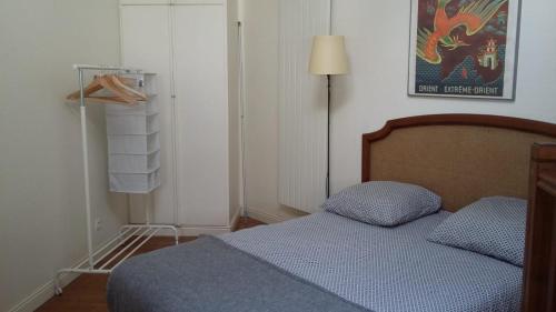 - une petite chambre avec un lit et une lampe dans l'établissement La cabane du Petit Matelot, à Honfleur