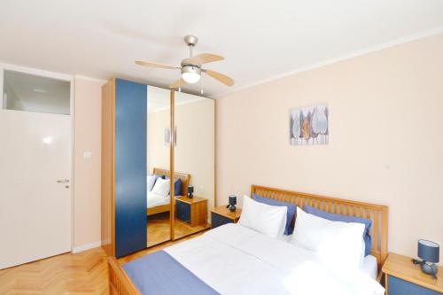 - une chambre avec un lit et un miroir dans l'établissement Unico apartman, à Kotor