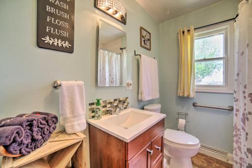 ein Badezimmer mit einem Waschbecken, einem WC und einem Spiegel in der Unterkunft Idaho Falls Farmhouse about 11 Mi to Downtown! in Idaho Falls