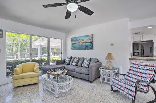 Posezení v ubytování Palm City Canalfront Home with Boat Dock and Fire Pit!