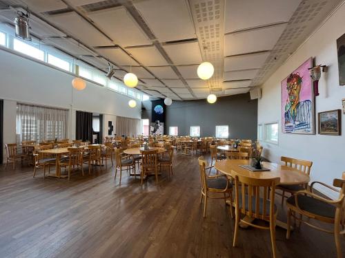 a restaurant with tables and chairs in a room at Sunderby folkhögskola Hotell & Konferens in Luleå
