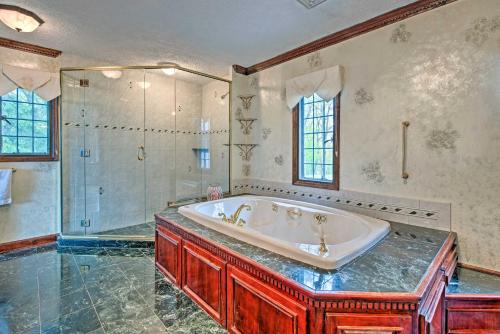 Et badeværelse på Large Hazleton Home with Mountain Views!