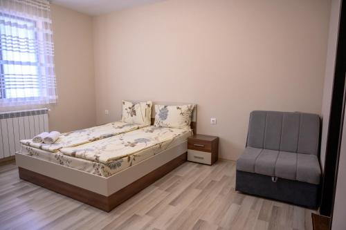 מיטה או מיטות בחדר ב-Къща за гости „ЖОРО и ДАНИ “