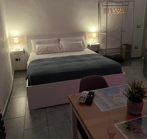 een slaapkamer met een groot bed, een bureau en een bureau bij Punto Feliz Holiday House in Napels