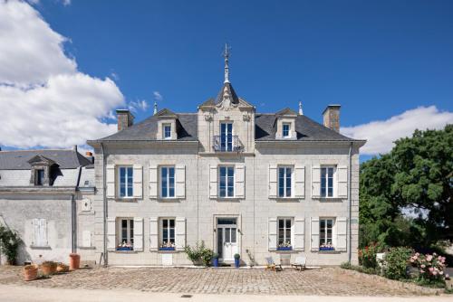 Saint-Mathurin的住宿－Casa Mila & SPA- Chambres d'Hôtes raffinées vue Loire et piscine，一座白色的大房子,上面有塔