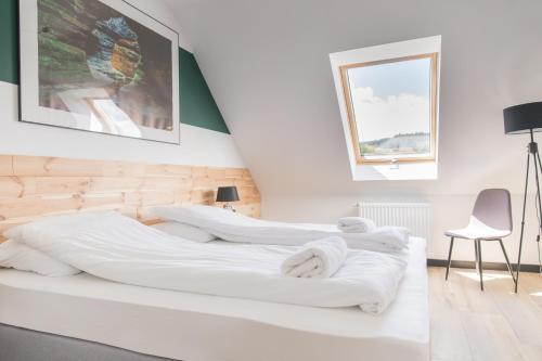 MS-APART Apartament Wood&Sauna Ogrody Pieniawskieにあるベッド