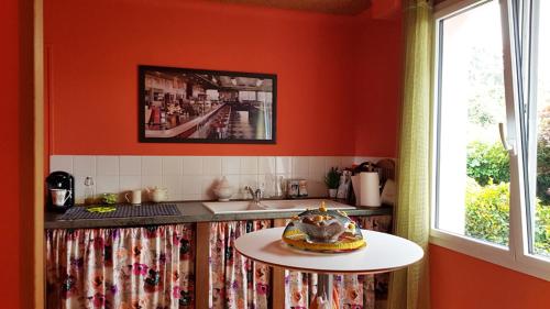 - une cuisine avec une table et un gâteau dans l'établissement Chambre, avec accès à la cuisine, et au jardin calme, à La Copechagnière