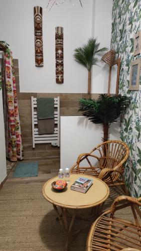 une chambre avec une table, deux chaises et une table dans l'établissement NOSTAL'GITE, à Lansargues