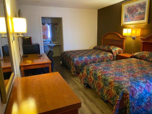 Postel nebo postele na pokoji v ubytování Country Club Inn & Suites
