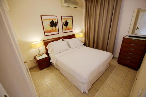 En eller flere senge i et værelse på BenalBeach Apartments by Alfresco Stays