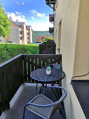 Apartmán Nikolkaにあるバルコニーまたはテラス