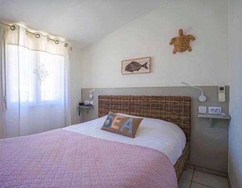 Postel nebo postele na pokoji v ubytování Hostellerie Provencale