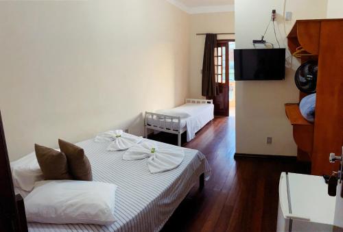 En eller flere senger på et rom på Hotel Chão Mineiro