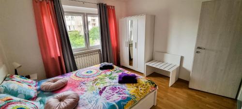 um quarto com uma cama e uma janela com cortinas vermelhas em Apartment Lucky 7 em Izola