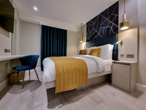 um quarto de hotel com uma cama e uma secretária em NOX Edgware Road em Londres
