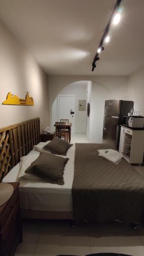 ein großes Schlafzimmer mit 2 Betten und einer Küche in der Unterkunft Baixo Copa Guest House in Rio de Janeiro