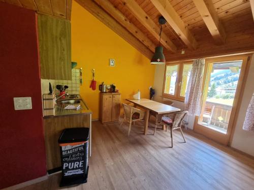 Kuchyň nebo kuchyňský kout v ubytování Cute attic apartment in the heart of the mountains