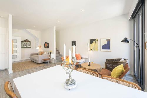 A seating area at Chinchilla Apartment in Malaga by Solaga Holiday Homes