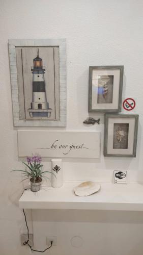 un estante con una foto de un faro en él en Beach4you - Sesimbra, en Sesimbra