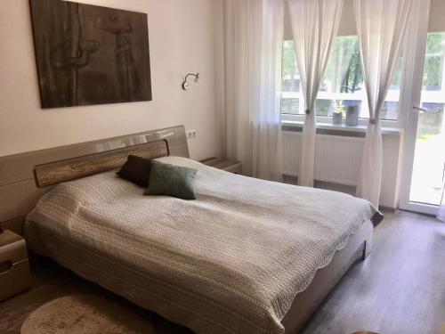 Cama o camas de una habitación en Smiltės apartamentai