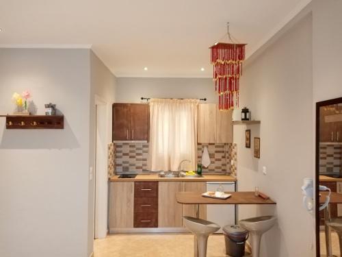 kuchnia ze stołem i 2 stołkami w obiekcie maria corfu apartments w mieście Mesongi