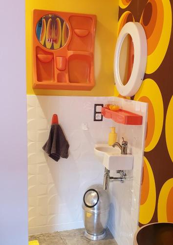 une salle de bain avec un lavabo et des toilettes dans l'établissement NOSTAL'GITE, à Lansargues