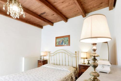 Ένα ή περισσότερα κρεβάτια σε δωμάτιο στο Agriturismo Castello delle Fornaci - Private Jacuzzi